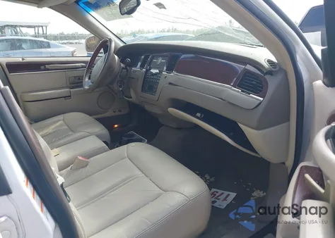 2005 Lincoln Town Car Signature Limited из США, поврежденный, VIN 1LNHM82W95Y615044